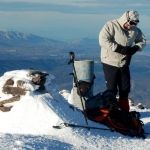 ...aguantamos al máximo para disfrutar de las vistas: detrás de Miguel se extienden Tejeda y Almijara...
