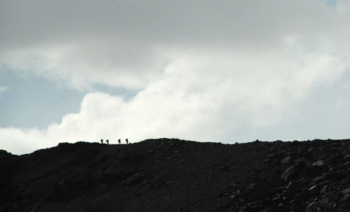Montañeros en la divisoria